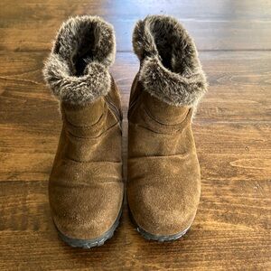 Khombu Women's Lindsey Brown Suede Faux Fur Trim Boots Size 7M